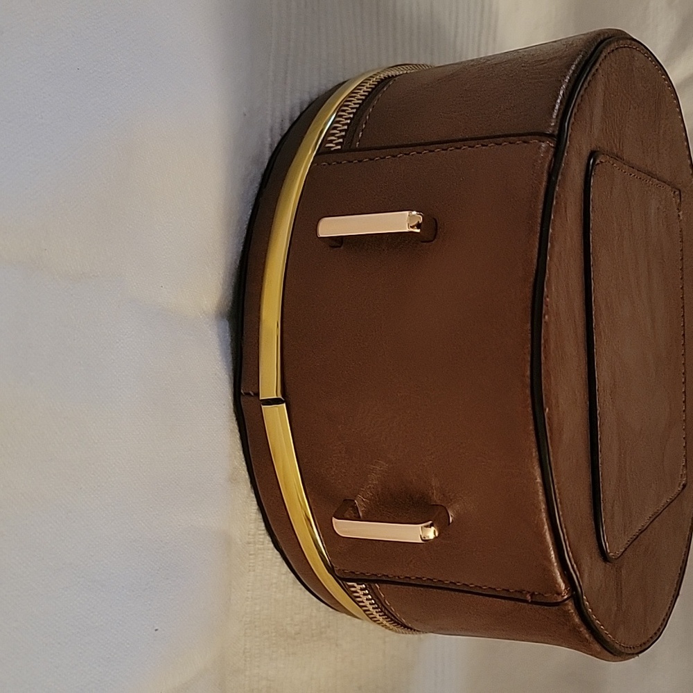 novelty clock-shaped‎ handbag that features a real, working quartz clock face. - Picture 7 of 7